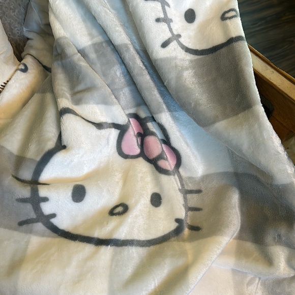NWT Hello Kitty Sanrio throw - Picture 2 of 6